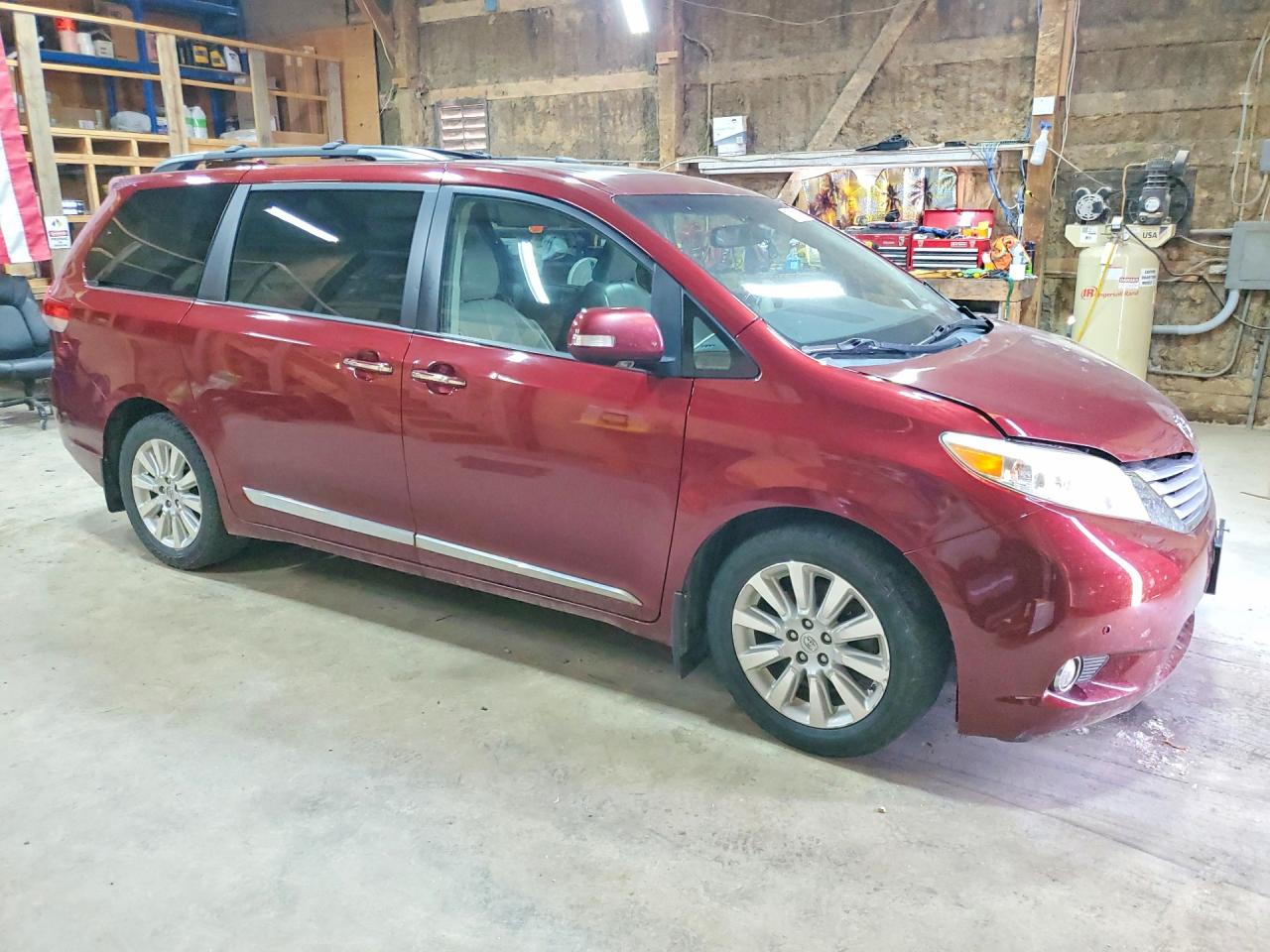 5TDDK3DC8DS067448 · 2013 TOYOTA SIENNA · 4/13