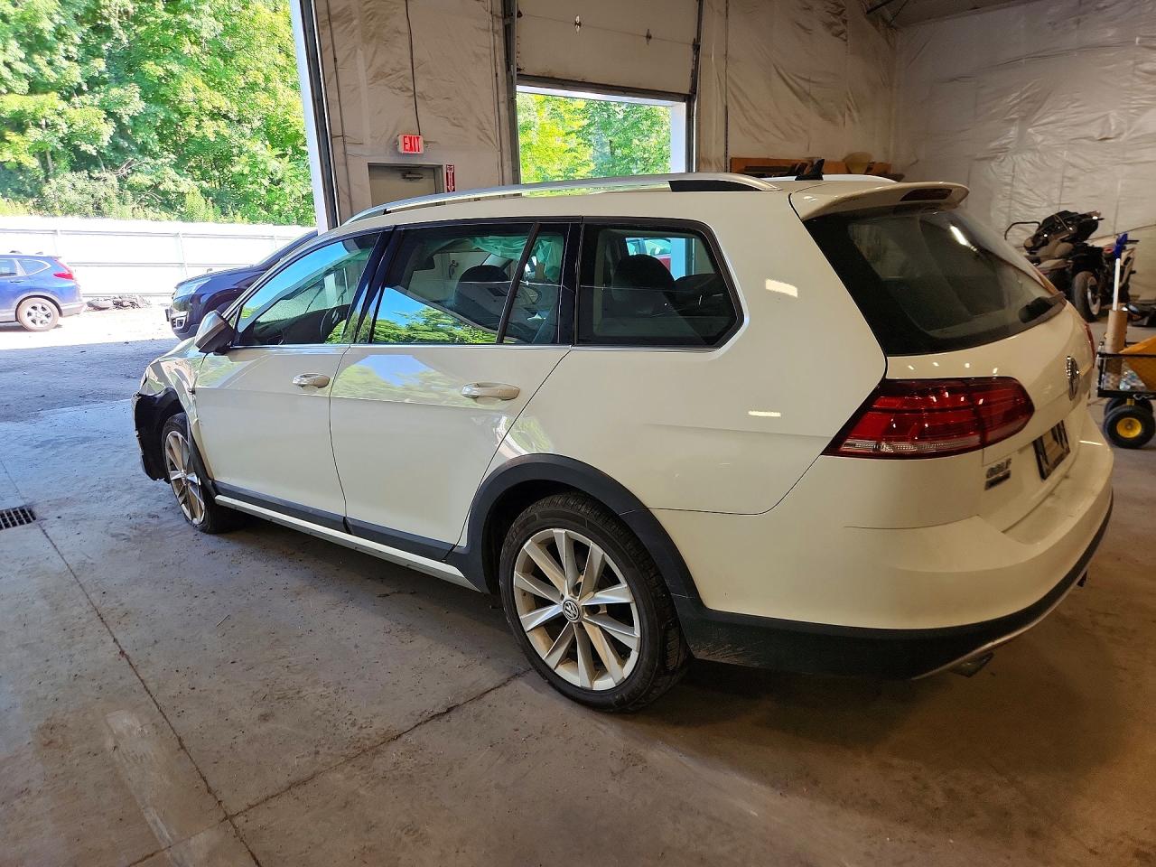 3VWH17AU5JM764058 · 2018 VOLKSWAGEN GOLF ALLTRACK · 2/13
