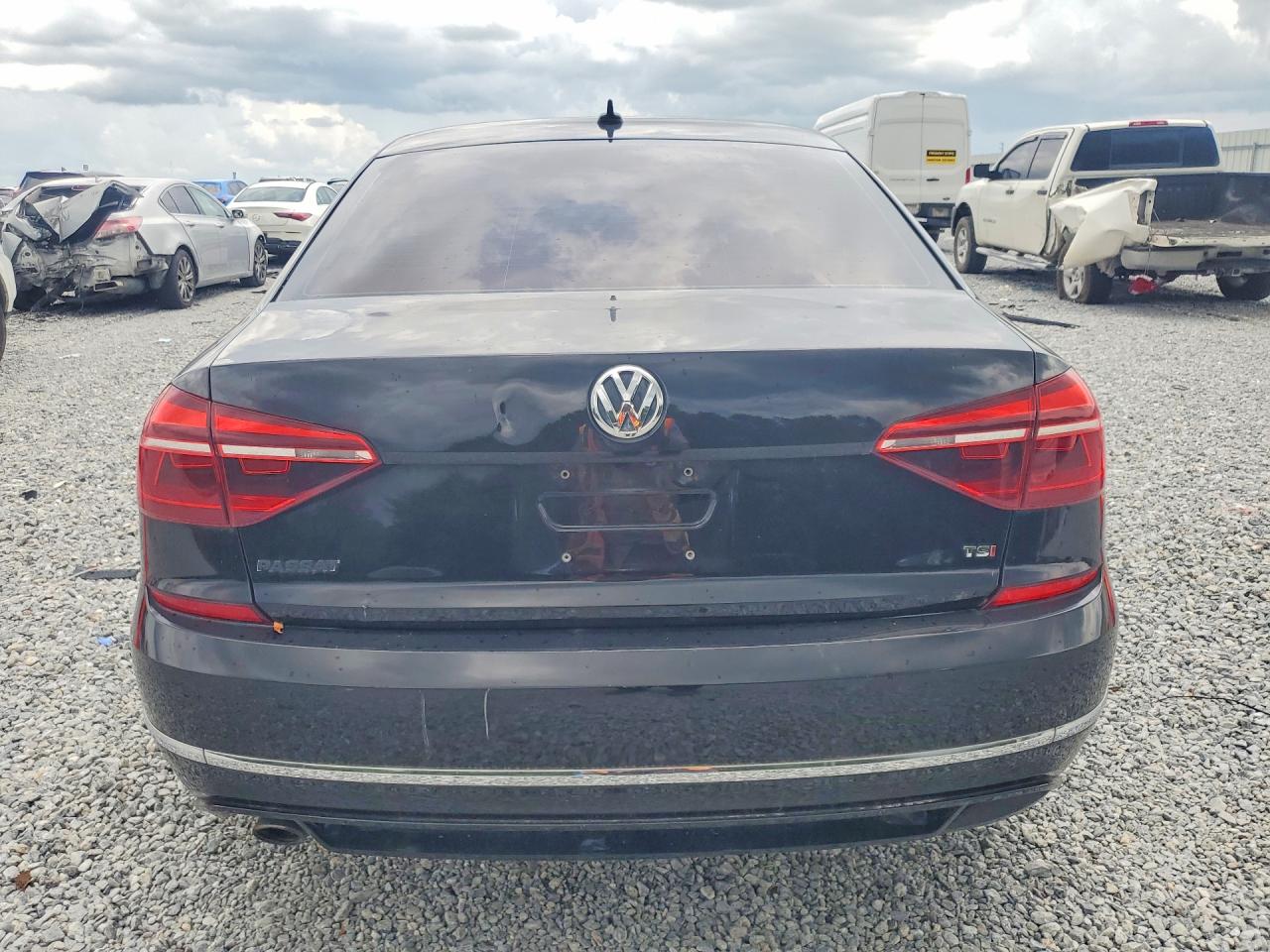 1VWAA7A37JC022352 · 2018 VOLKSWAGEN PASSAT · 6/12