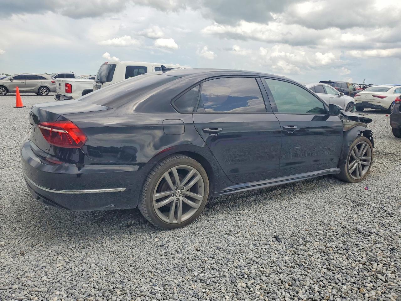 1VWAA7A37JC022352 · 2018 VOLKSWAGEN PASSAT · 3/12