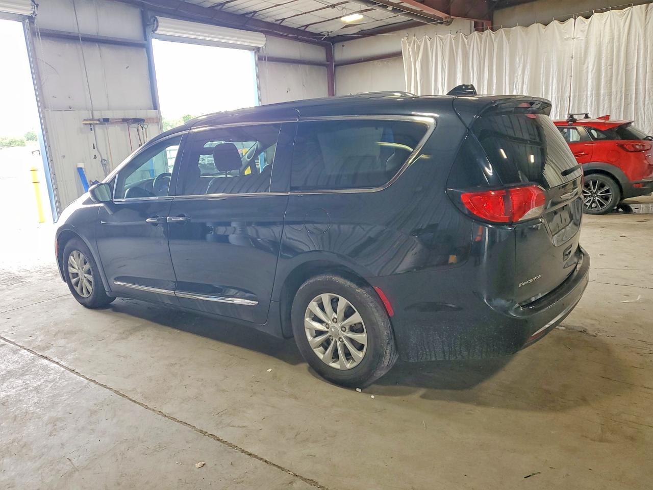 2C4RC1BG4KR737886 · 2019 CHRYSLER PACIFICA · 2/13