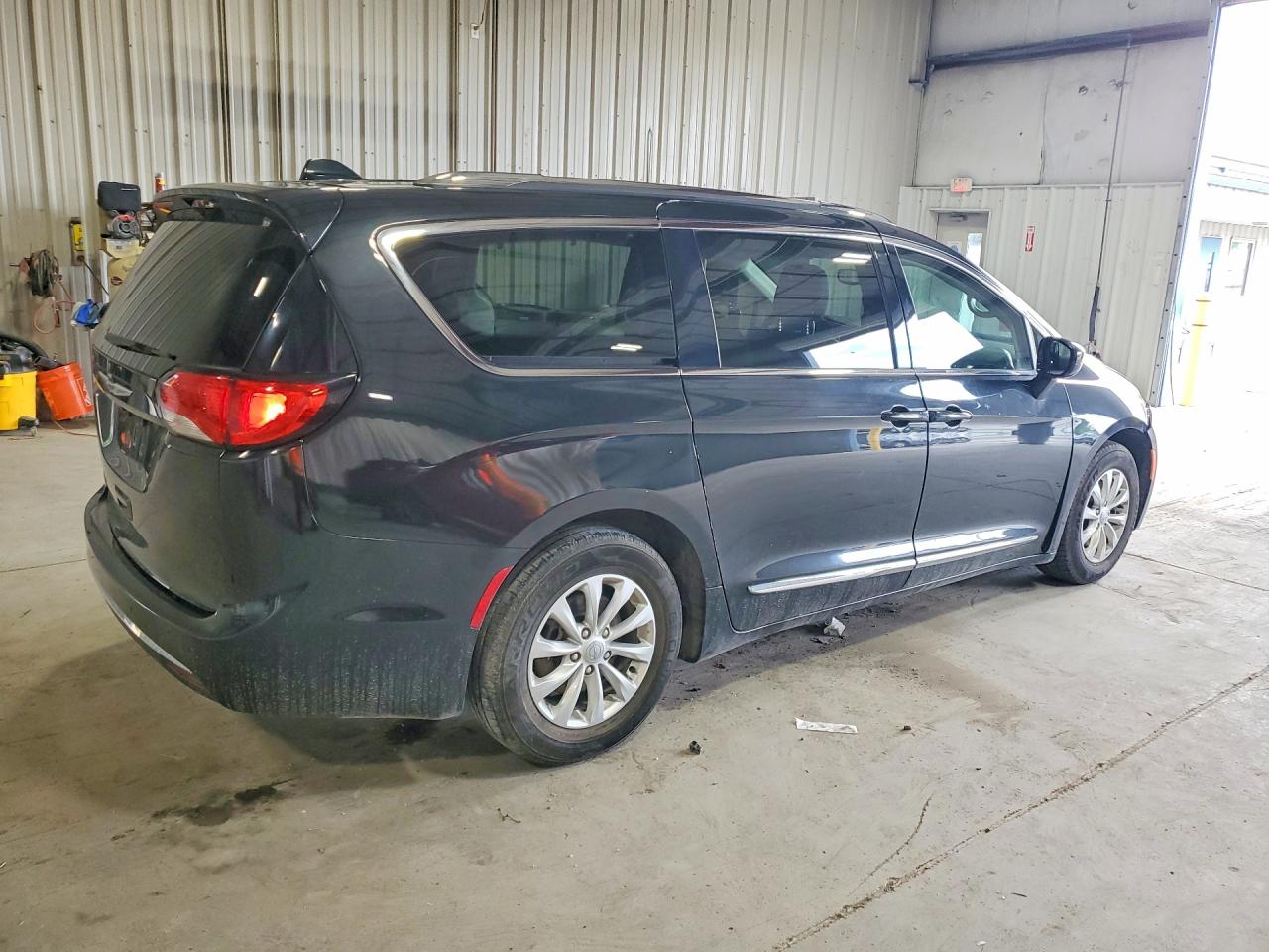 2C4RC1BG4KR737886 · 2019 CHRYSLER PACIFICA · 3/13