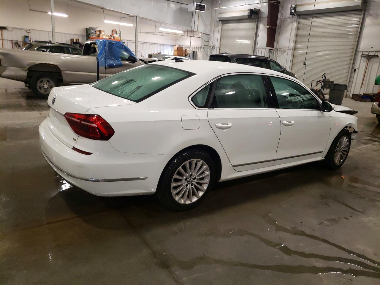 1VWBT7A38HC083055 · 2017 VOLKSWAGEN PASSAT · 3/13