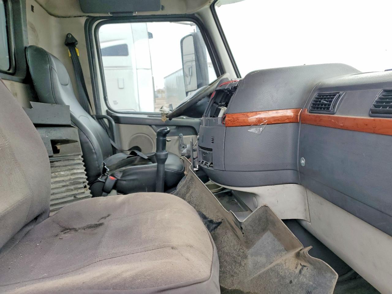 4V4M19GFX6N439574 · 2006 VOLVO VN · 5/10