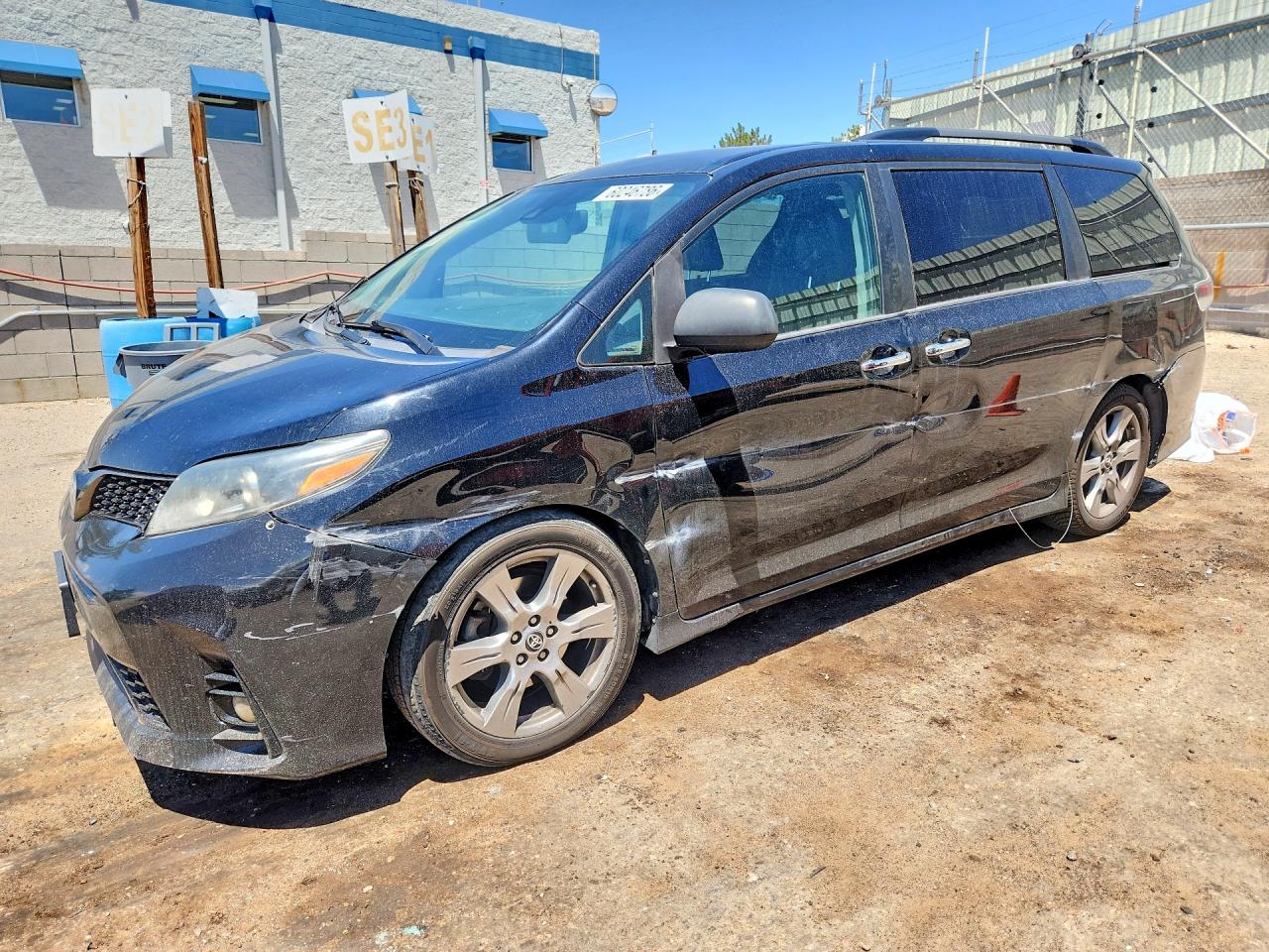 5TDXZ3DC6JS925763 · 2018 TOYOTA SIENNA