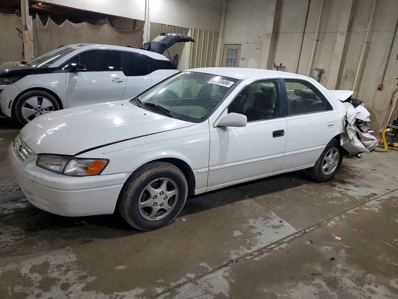 4T1BG28K1WU349185 · 1998 TOYOTA CAMRY