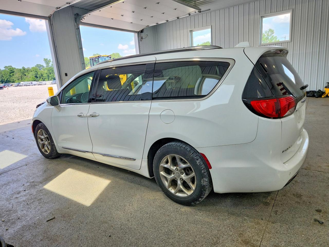 2C4RC1GGXJR320523 · 2018 CHRYSLER PACIFICA · 2/13