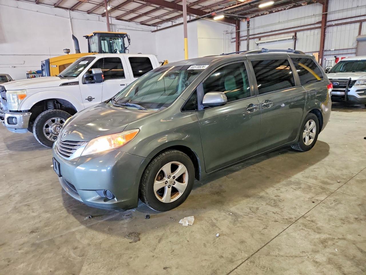5TDKK3DC3DS400713 · 2013 TOYOTA SIENNA