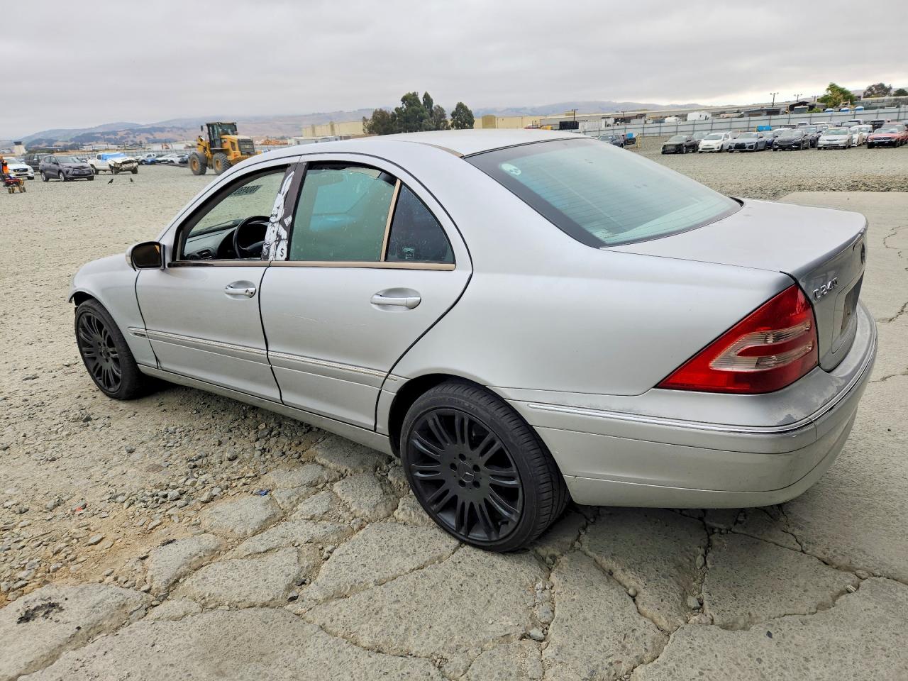 WDBRF61J53F441803 · 2003 MERCEDES-BENZ C · 2/12