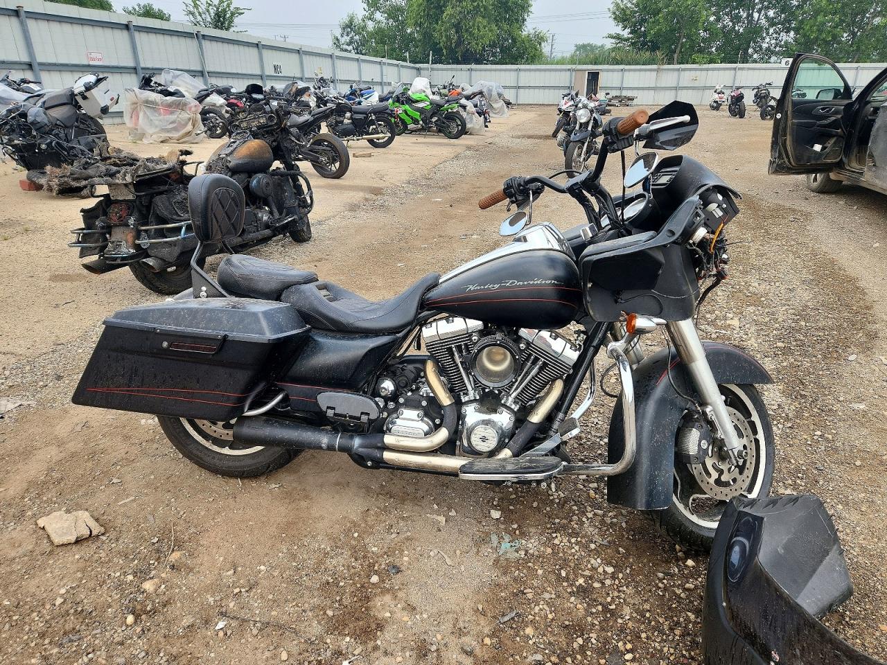 1HD1KHM13BB677856 · 2011 HARLEY-DAVIDSON FLTRX