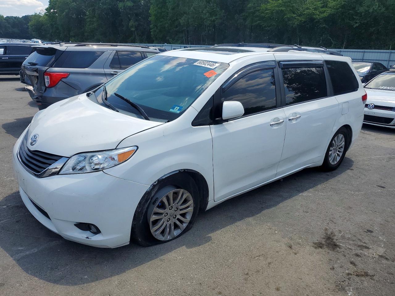 5TDYK3DC8BS140879 · 2011 TOYOTA SIENNA