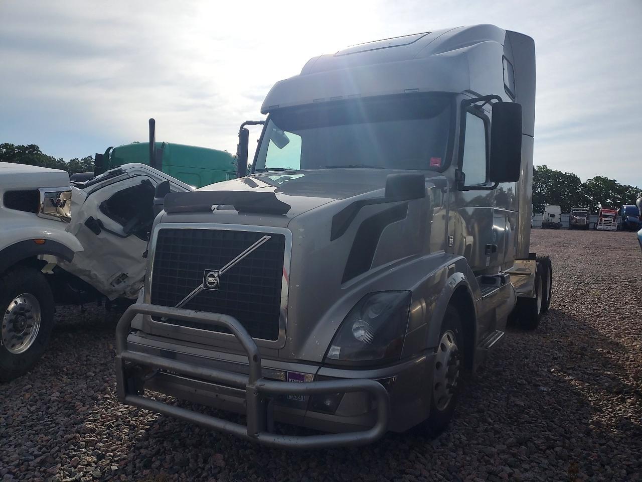 4V4NC9EH2HN992628 · 2017 VOLVO VN