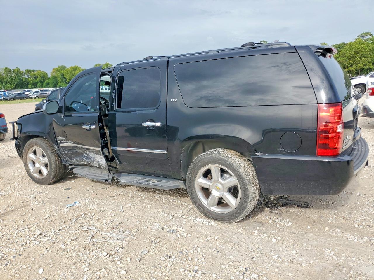 1GNSCKE00BR347712 · 2011 CHEVROLET SUBURBAN · 2/13