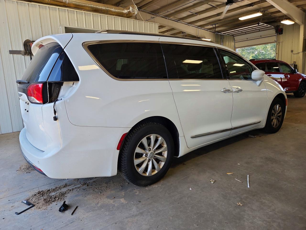 2C4RC1BG9JR143910 · 2018 CHRYSLER PACIFICA · 3/14