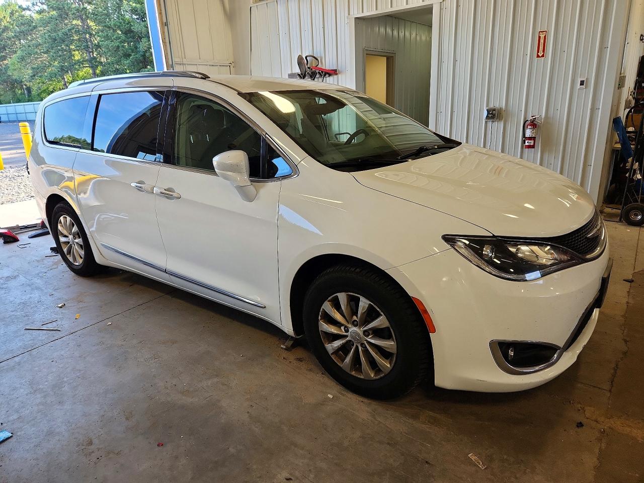 2C4RC1BG9JR143910 · 2018 CHRYSLER PACIFICA · 4/14