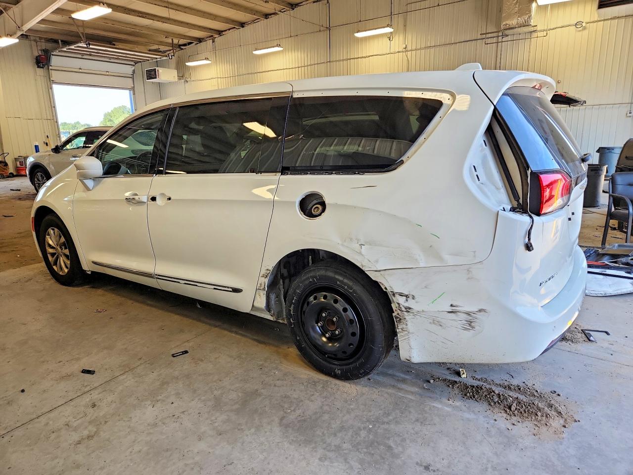 2C4RC1BG9JR143910 · 2018 CHRYSLER PACIFICA · 2/14