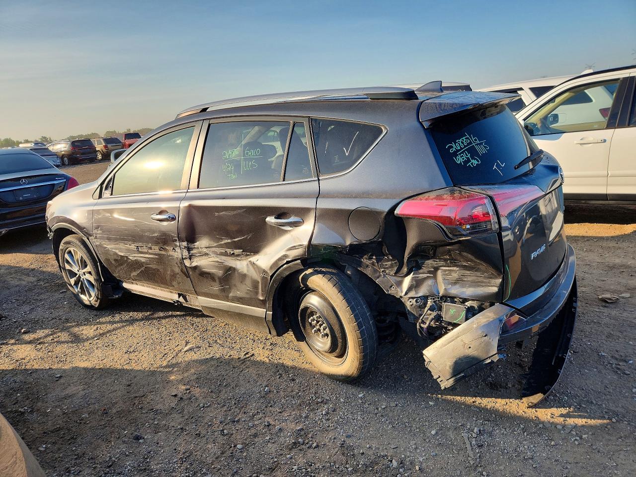 JTMDFREV9JD253899 · 2018 TOYOTA RAV4 · 2/13