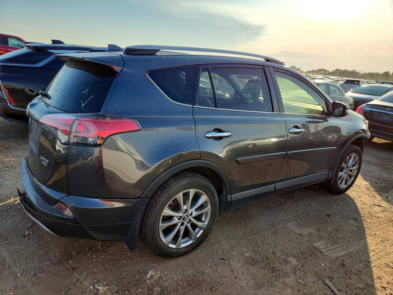 JTMDFREV9JD253899 · 2018 TOYOTA RAV4 · 3/13