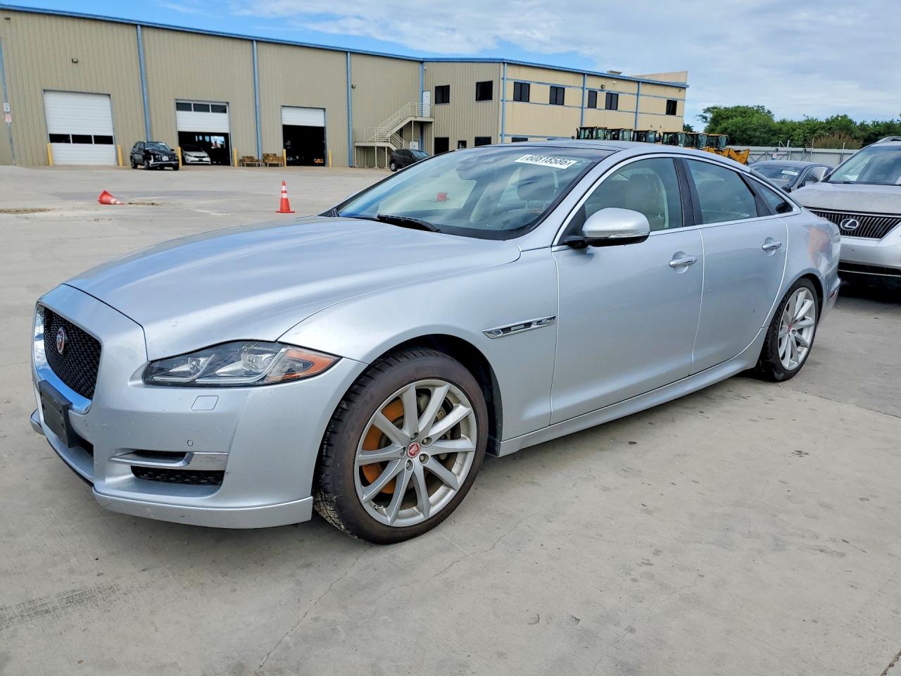 SAJWA1C70J8W13827 · 2018 JAGUAR XJ