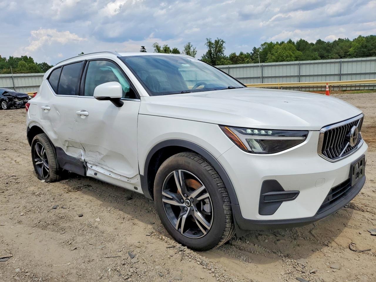 YV4L12UJ7S2543813 · 2025 VOLVO XC40 · 4/13