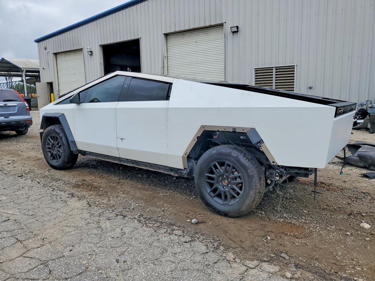 7G2CEHEE8RA044371 · 2024 TESLA CYBERTRUCK · 2/13