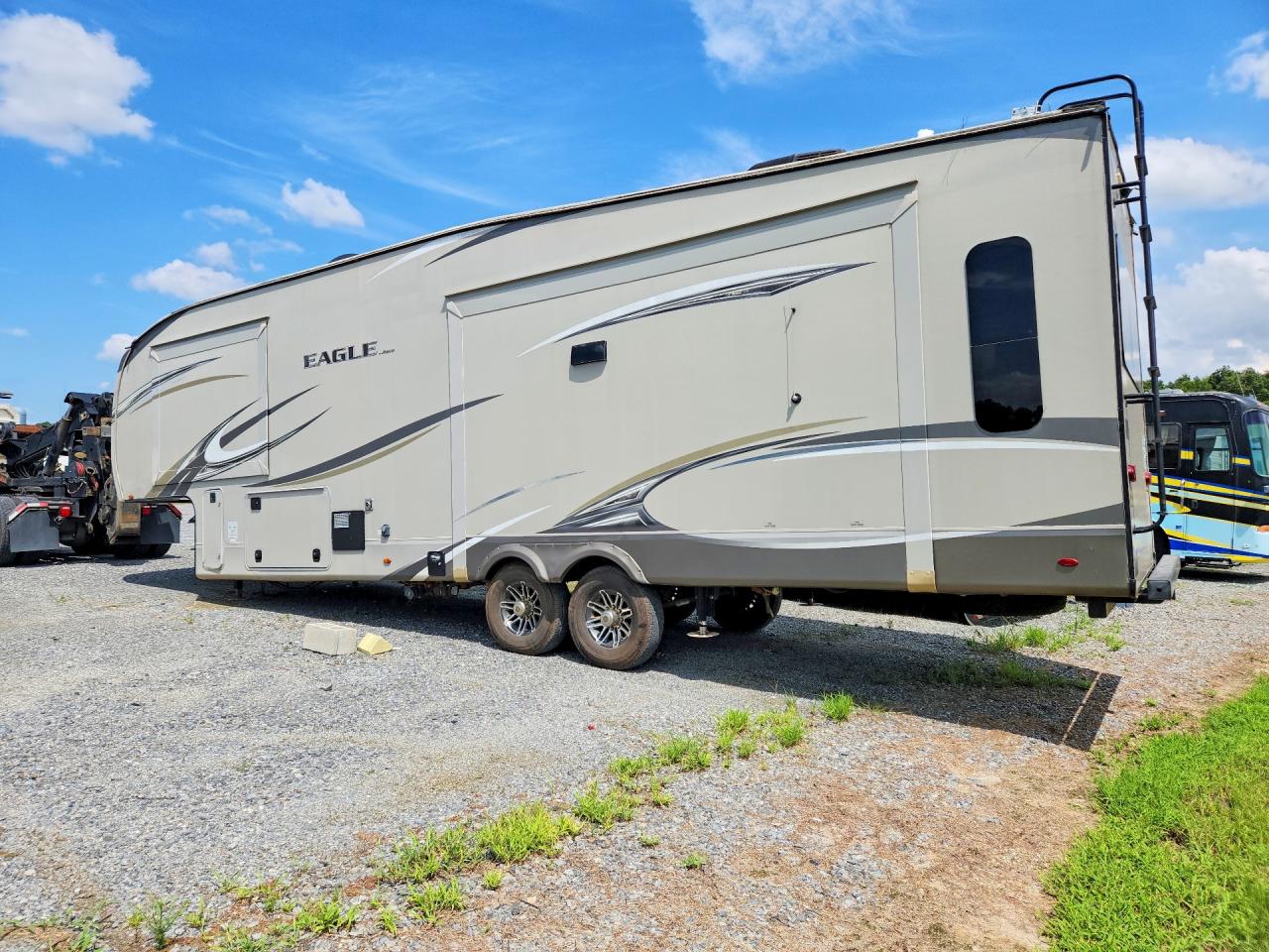 1UJCJ0BT0J1WD0349 · 2018 JAYCO EAGLE · 2/8