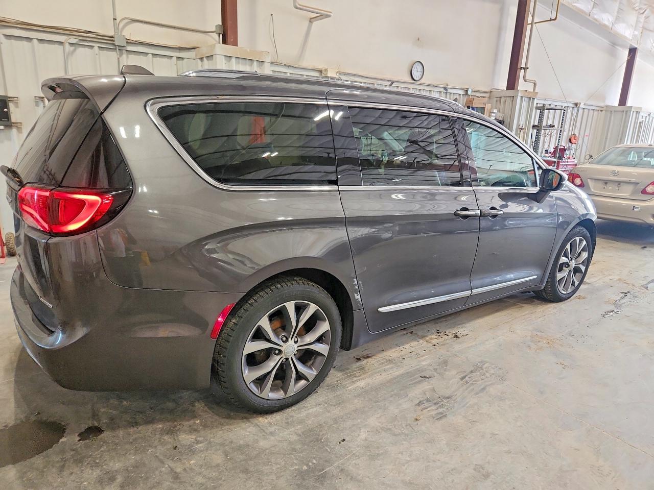 2C4RC1GG5HR751877 · 2017 CHRYSLER PACIFICA · 3/13