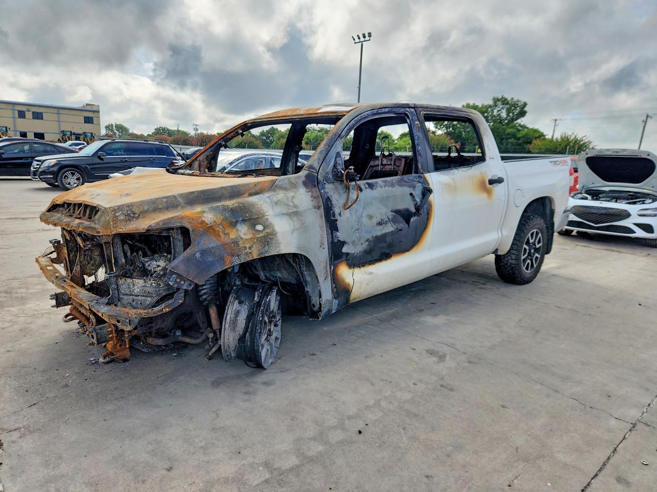 5TFDW5F11JX699726 · 2018 TOYOTA TUNDRA