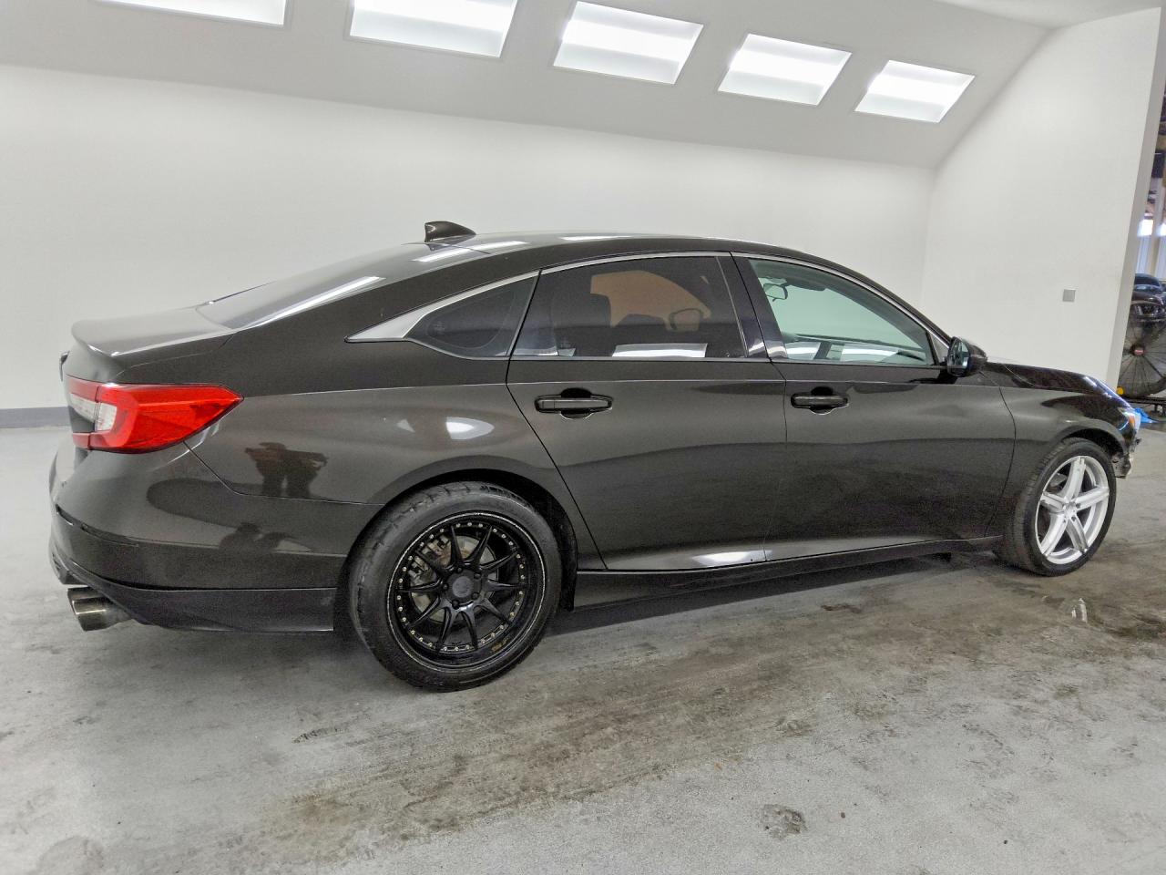 1HGCV1F14JA031298 · 2018 HONDA ACCORD · 3/12