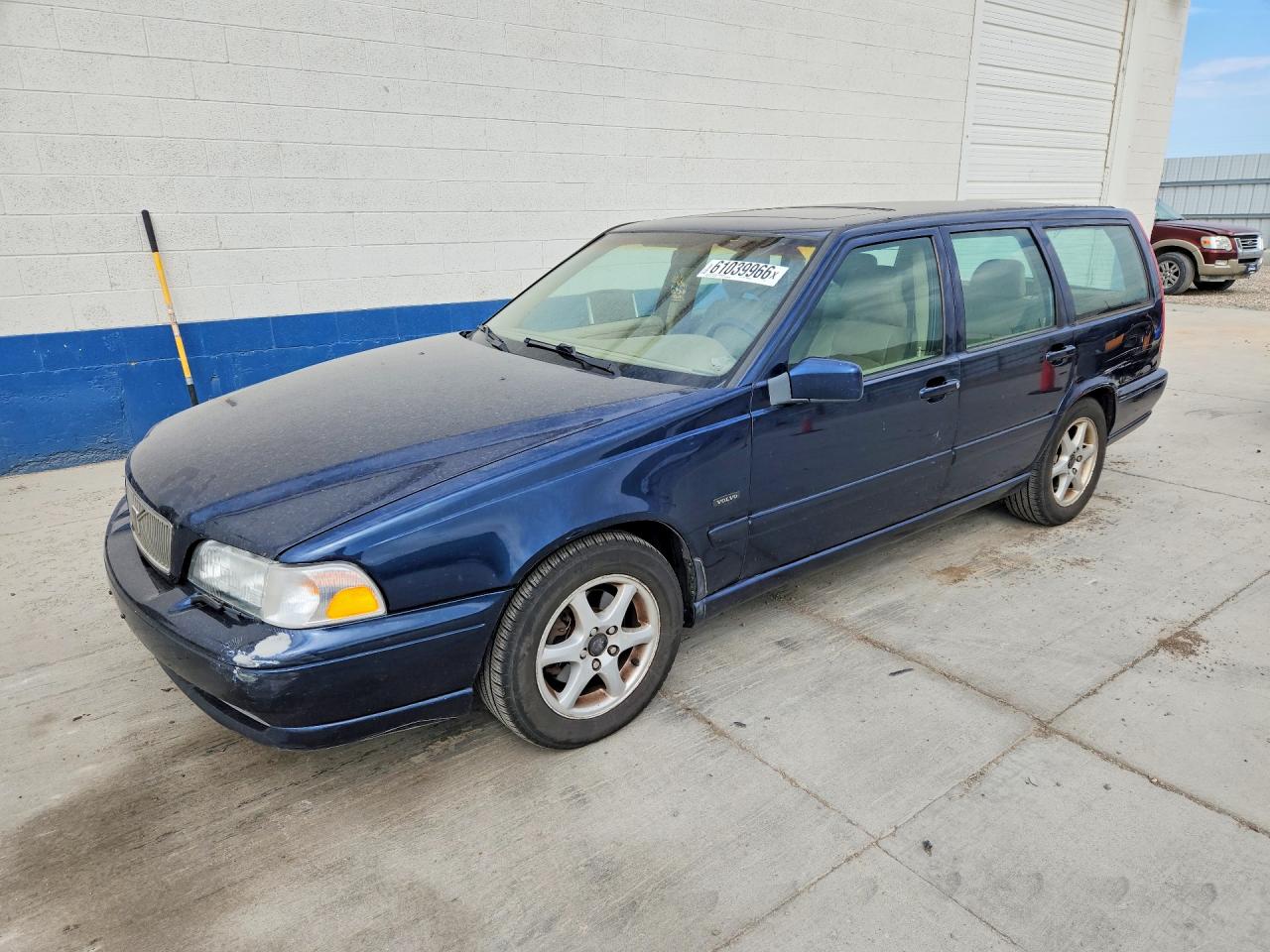 YV1LW5671W2498794 · 1998 VOLVO V70
