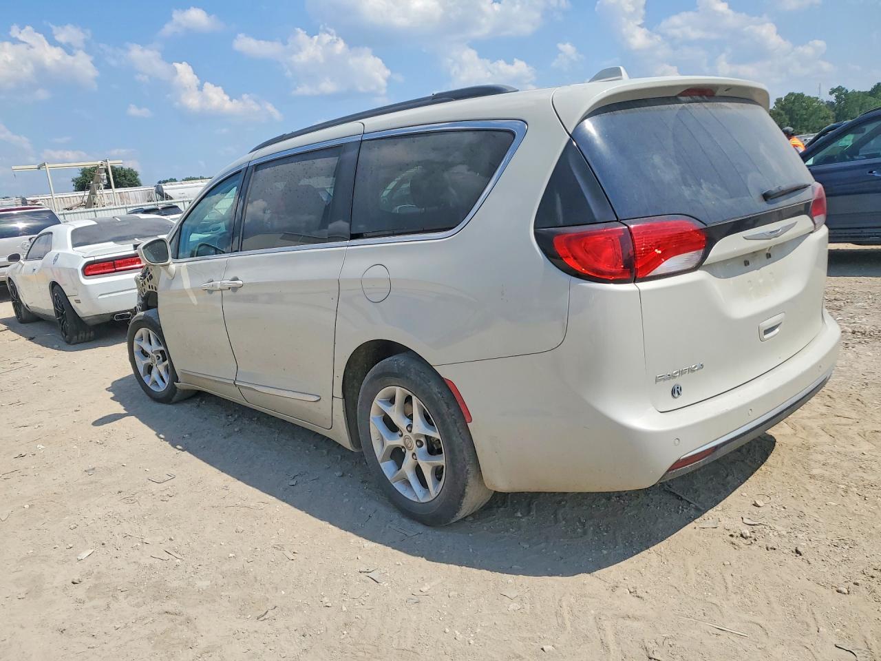 2C4RC1BG9HR656794 · 2017 CHRYSLER PACIFICA · 2/11