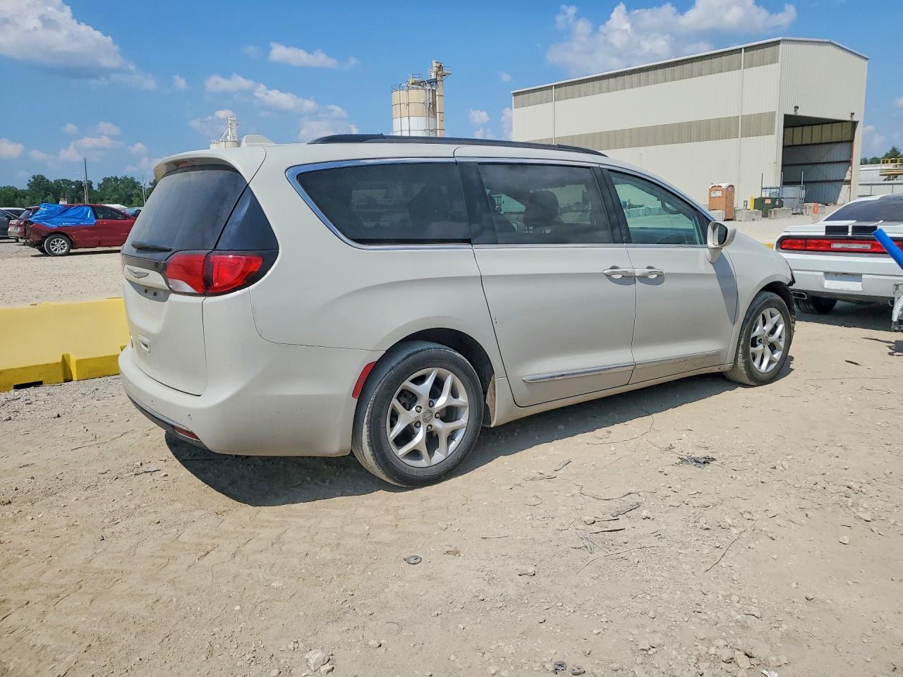 2C4RC1BG9HR656794 · 2017 CHRYSLER PACIFICA · 3/11