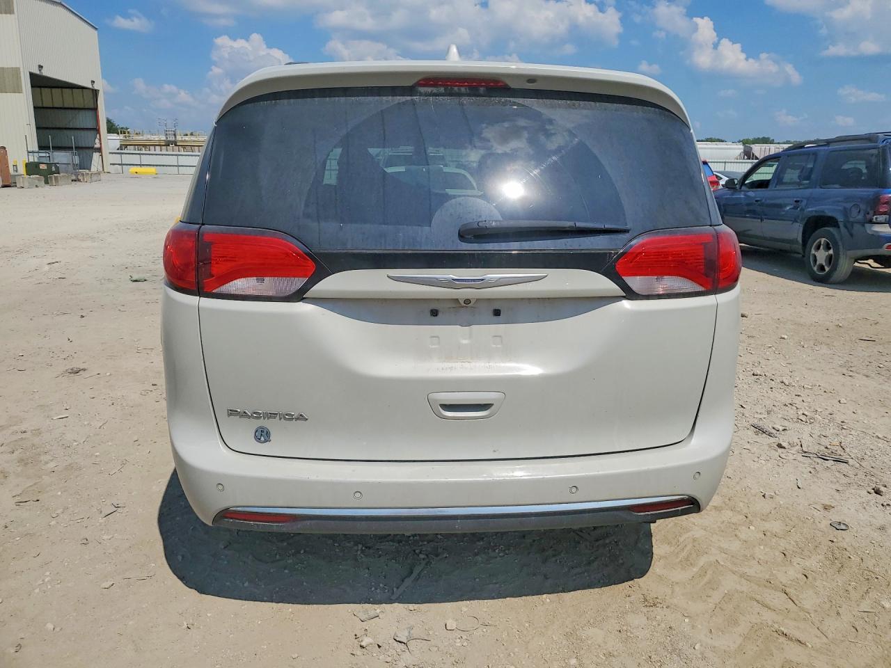 2C4RC1BG9HR656794 · 2017 CHRYSLER PACIFICA · 6/11