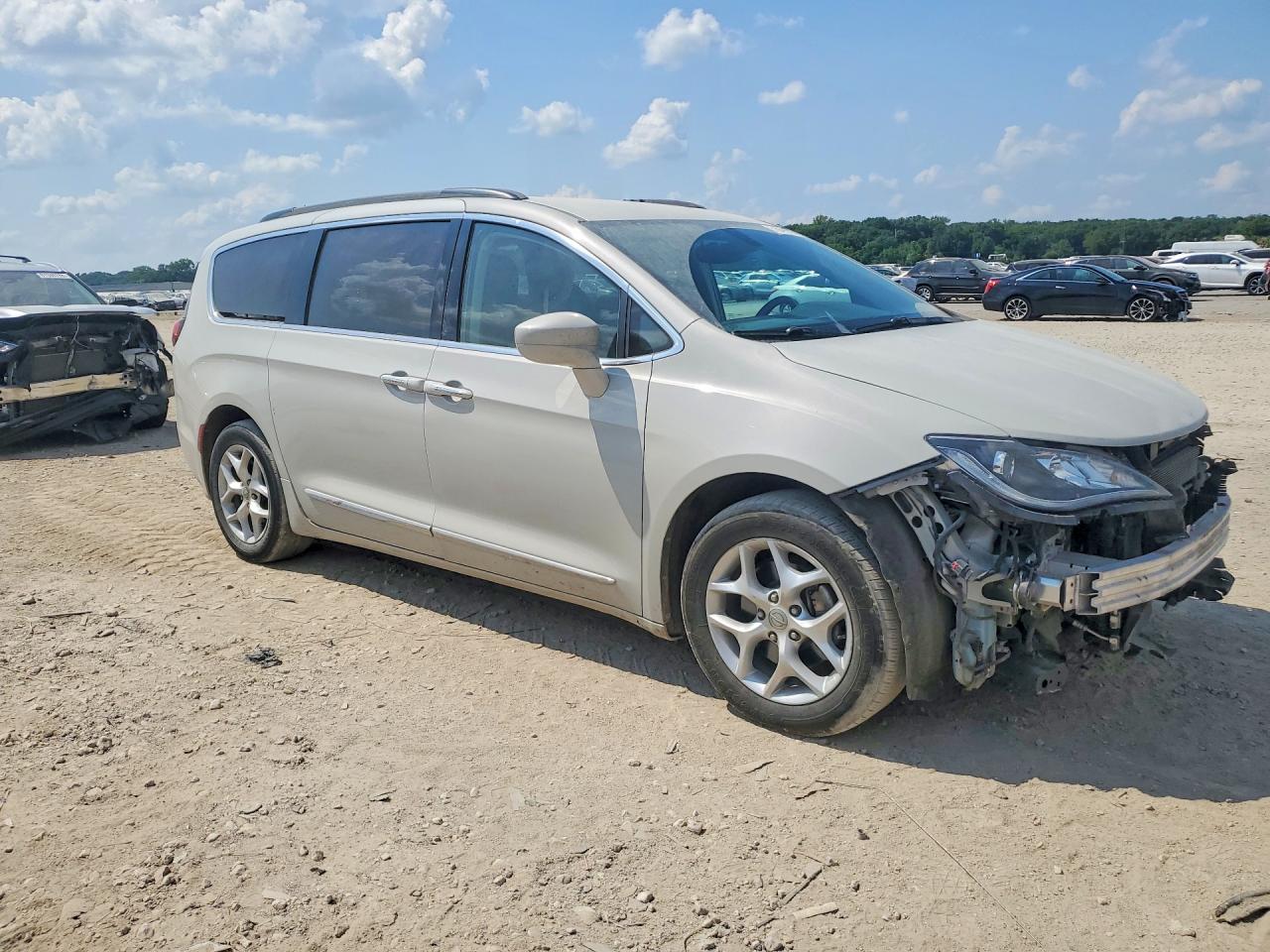 2C4RC1BG9HR656794 · 2017 CHRYSLER PACIFICA · 4/11