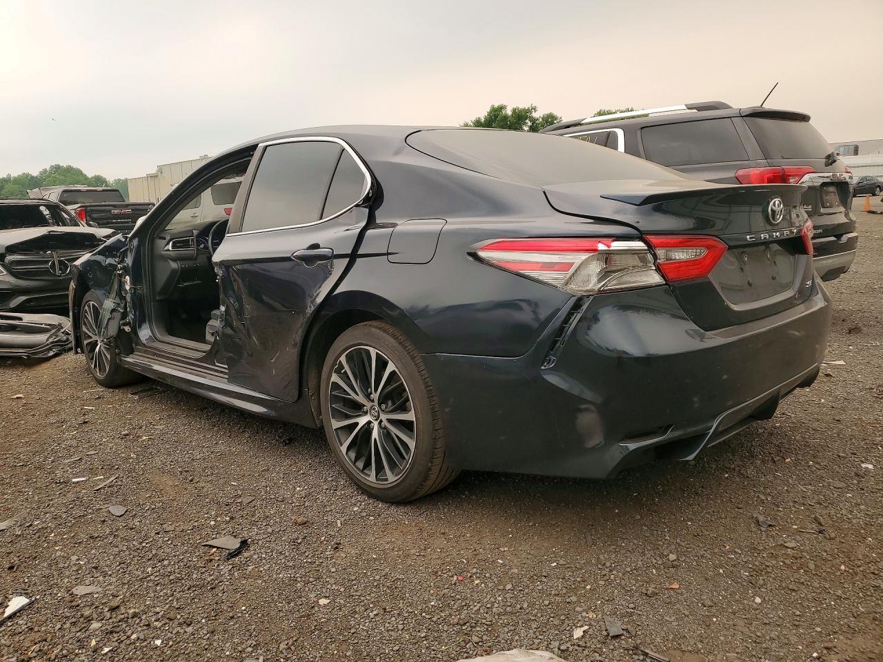 4T1B11HK2JU611722 · 2018 TOYOTA CAMRY · 2/12