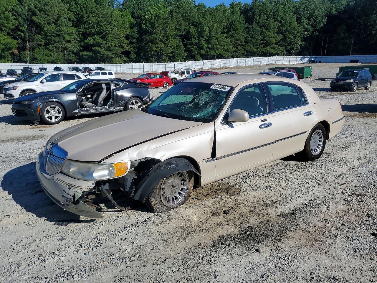 1LNHM83W7XY706718 · 1999 LINCOLN TOWN CAR