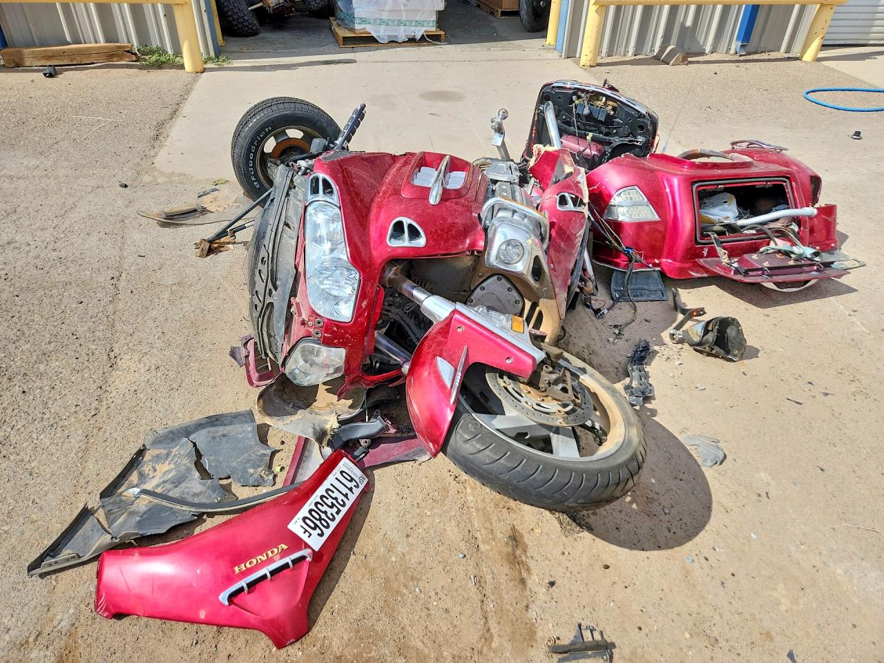 1HFSC470X4A300261 · 2004 HONDA GL1800 · 2/9