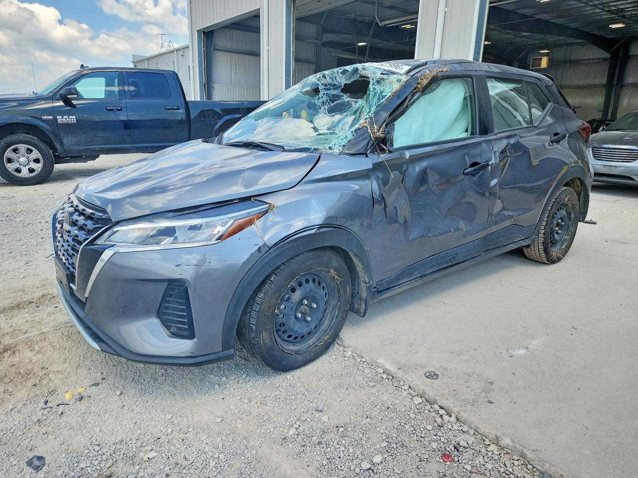 3N1CP5BV5NL493945 · 2022 NISSAN KICKS