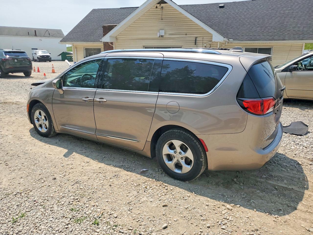 2C4RC1EGXHR804592 · 2017 CHRYSLER PACIFICA · 2/13