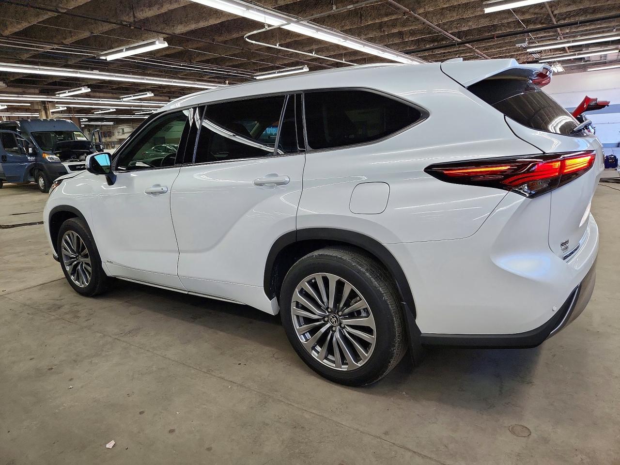 5TDKBRCH8SS648596 · 2025 TOYOTA HIGHLANDER HYBRID · 2/13