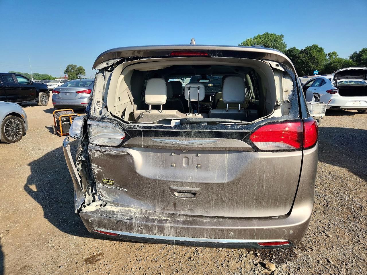 2C4RC1BG8HR839717 · 2017 CHRYSLER PACIFICA · 6/13