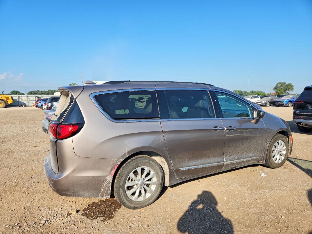 2C4RC1BG8HR839717 · 2017 CHRYSLER PACIFICA · 3/13