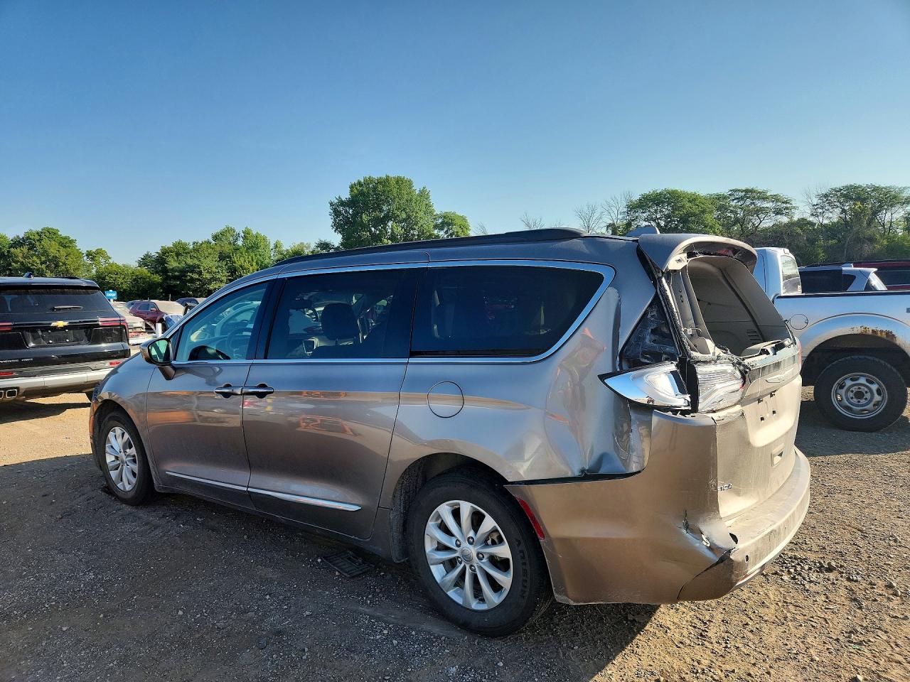 2C4RC1BG8HR839717 · 2017 CHRYSLER PACIFICA · 2/13