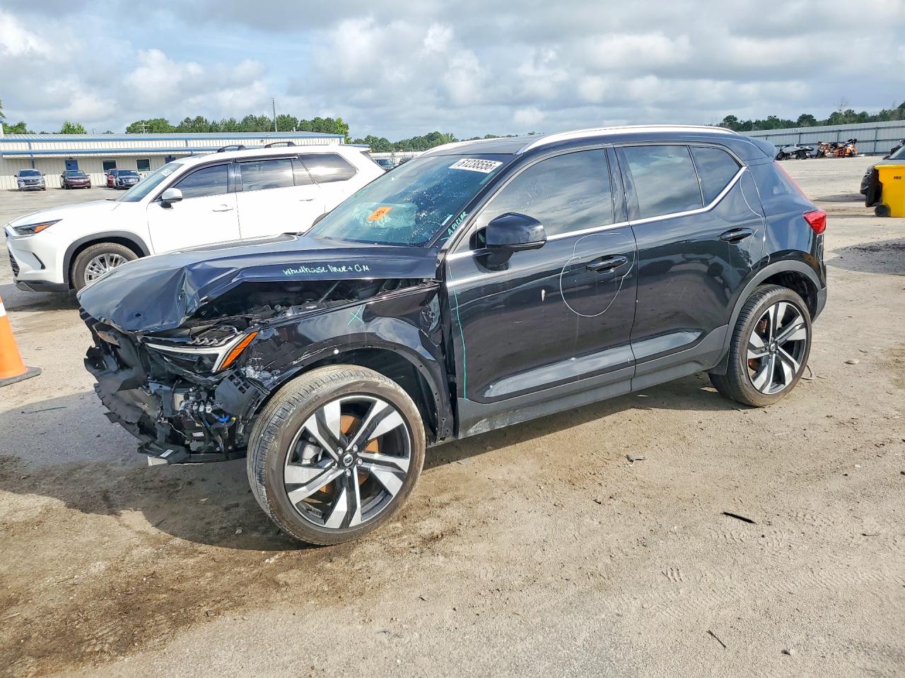 YV4L12UE2S2486066 · 2025 VOLVO XC40
