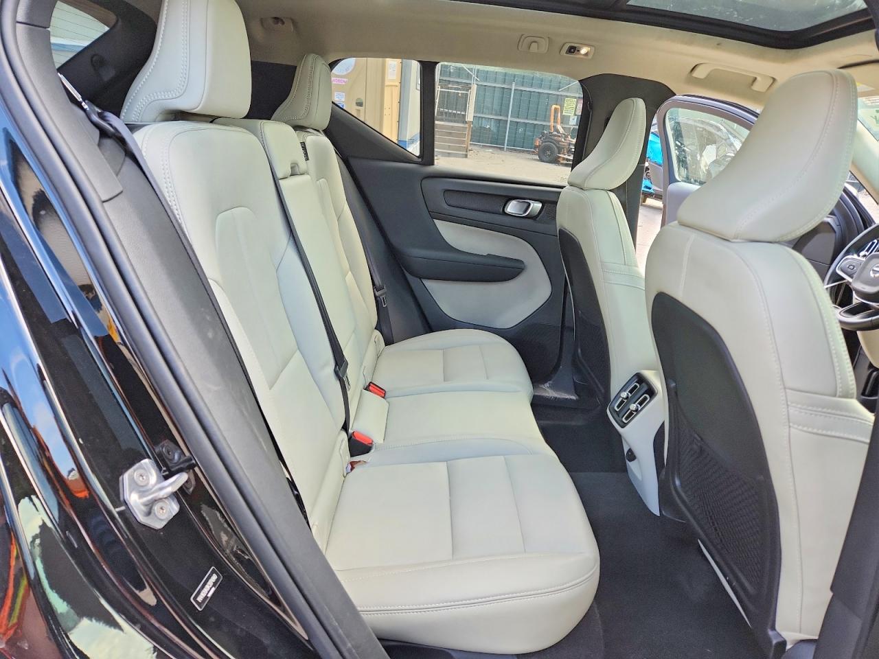 YV4162UK0K2074940 · 2019 VOLVO XC40 · 11/13