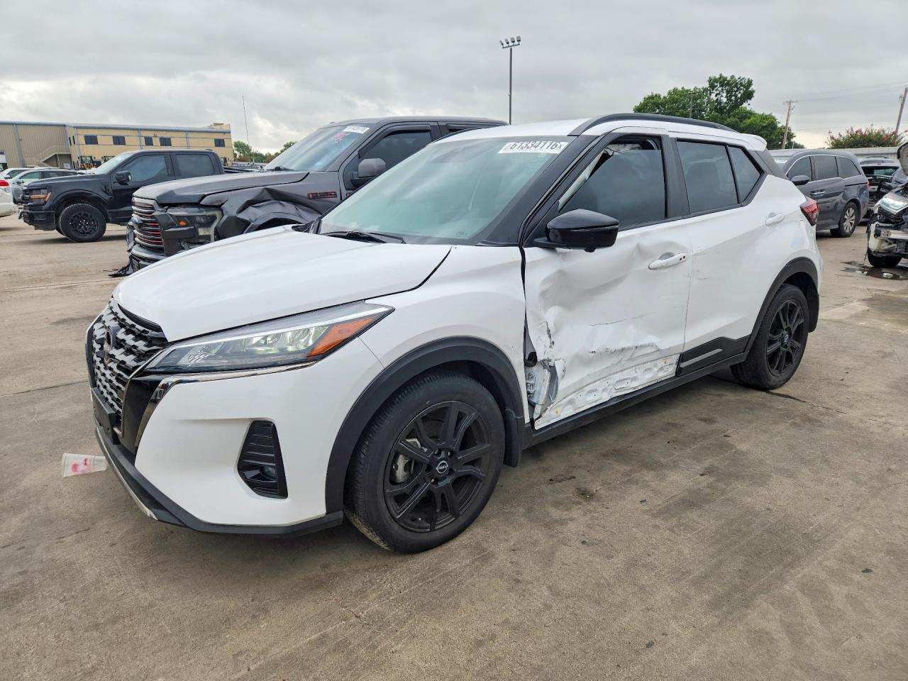 2024 NISSAN KICKS
