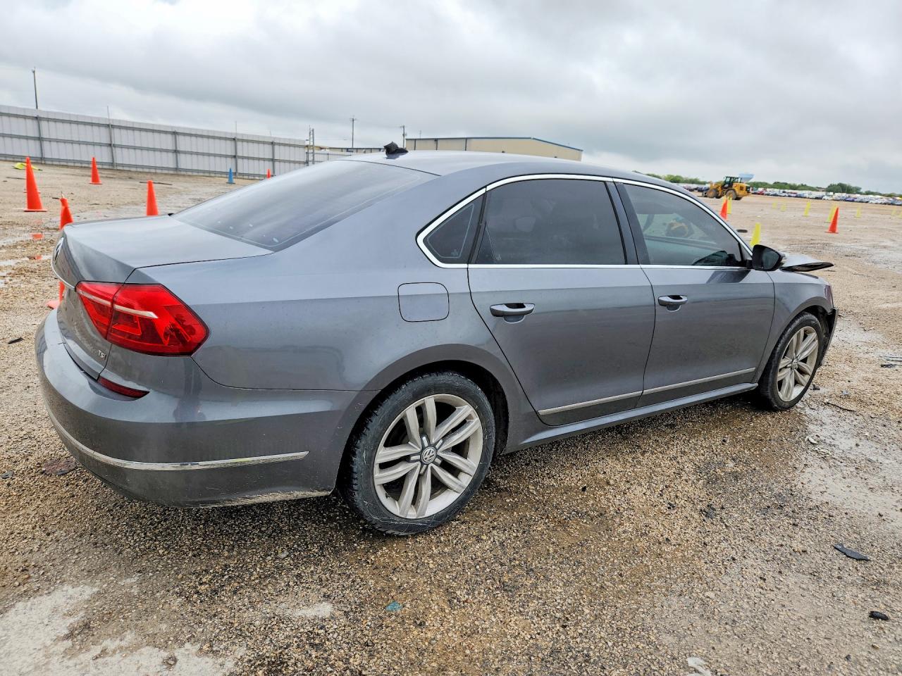 1VWCT7A36GC046458 · 2016 VOLKSWAGEN PASSAT · 3/13