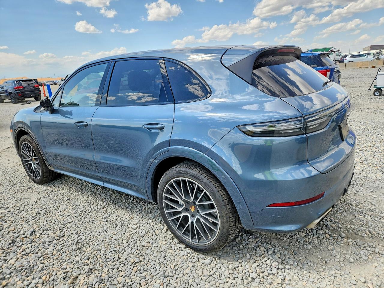 WP1AA2AY6KDA17204 · 2019 PORSCHE CAYENNE · 2/13