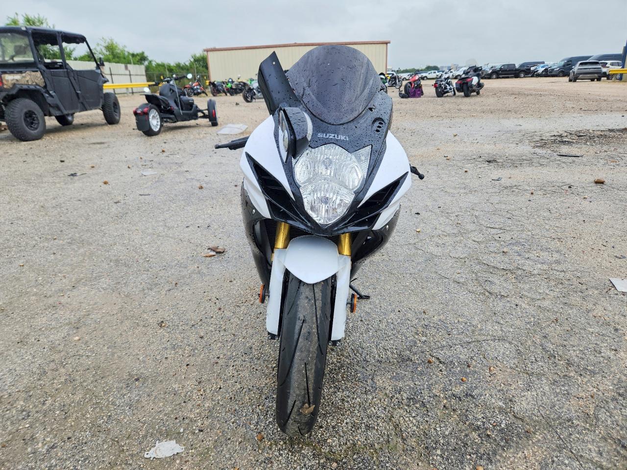 JS1GR7MA4L7100575 · 2020 SUZUKI GSX-R750 · 2/8