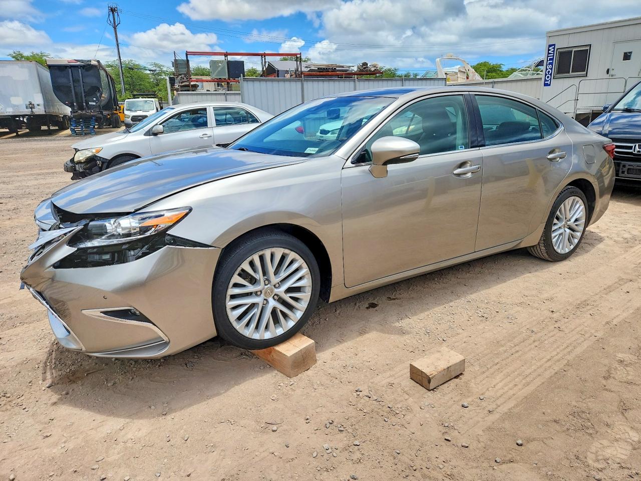 58ABK1GG1GU015870 · 2016 LEXUS ES